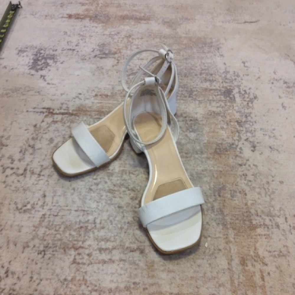 Chelsea Moreland Size 9wide Chic White Women's Heels